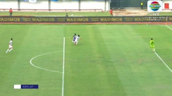 PERSITA TANGERANG VS PERSIB BANDUNG - Momen pelanggaran Zalnando kepada Toha yang berujung penalti pada laga Persita Tangerang dan bawa Persib Bandung unggul sementara dalam laga lanjutan pekan ke-33 Liga 1 2024/2025 di Stadion Indomilk Arena, Tangerang. BREAKING NEWS update Persita Tangerang kontra Persib Bandung, VAR bikin Zalnando apes, Eber Bessa sukses gosok voucher, skor sementara 1-1.