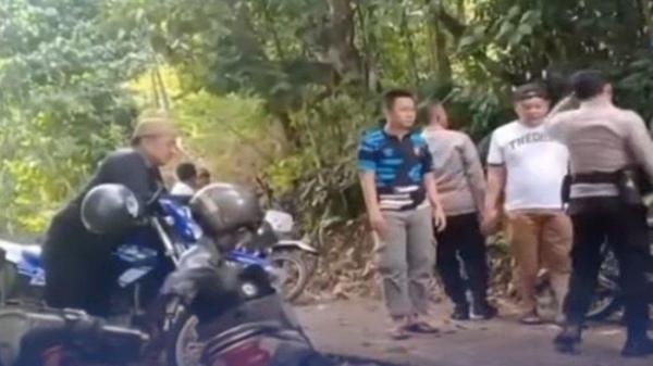 KAKAK ADIK TEWAS- Dua bocah kakak adik ditemukan tewas di tepi jurang di Pesisir Barat, Lampung. Sempat pamit kepada orang tua untuk mencari durian di kebun, pada Rabu (14/5/2025) malam.