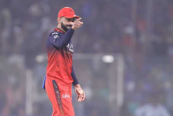 Virat Kohli gestures on the field, delhi capitals vs royal challengers bengaluru, IPL 2025, delhi, april 27, 2025