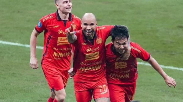 SELEBRASI PERSIJA - Dua pemain Persija Jakarta Gustavo Almeida dan Witan Sulaeman merayakan gol ke gawang Bali United pada pertandingan pekan ke-32 Liga 1 di Jakarta International Stadium (JIS), Sabtu (10/5/2025) malam WIB. (Instagram Persija - 10/5/2025)