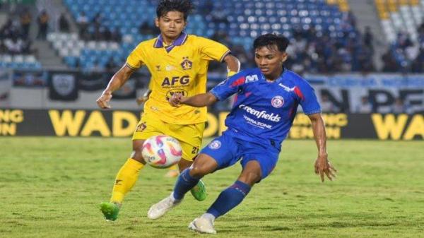 Pesepakbola Arema FC, Arkhan Fikri (kanan) dibayangi pesepakbola Persik Kediri, Riyatno Abiyoso (kiri) saat laga lanjutan Liga 1 Arema FC melawan Persik Kediri di Stadion Kanjuruhan, Kabupaten Malang, Jawa Timur, Minggu (11/5/2025). Arema FC harus move on dari kekalahan telak dari Persik demi menatap dua laga pamungkas Liga 1 musim ini.