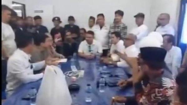 VIRAL DI MEDSOS - Tampak pengusaha dari Kadin Cilegon sedang memeras manajemen Chandra Asri. Video ini viral, karena angka proyek yang diminta cukup besar yakni Rp 5 triliun.