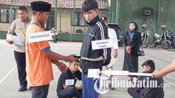 REKONSTRUKSI - Proses rekonstruksi kasus pembacokan dua pemuda di Desa Blaru, Kecamatan Badas, Kediri, Jumat (16/5/2025). Aksi brutal ini diduga dipicu oleh pengaruh minuman keras dan perasaan tersinggung pelaku karena diolok-olok saat berkumpul bersama.
