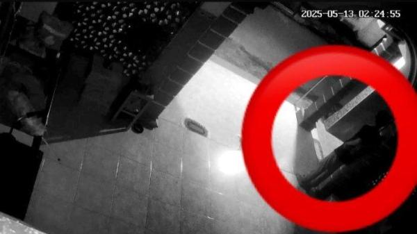 PAKAI MUKENA - Screnshot pelaku menggunakan mukena saat mencuri kotak amal di Mushola Nurul Iman di Kelurahan Tambakbayan, Kecamatan/Kabupaten Ponorogo, Jatim terekam cctv. Viral, aksi pencurian kotak amal di Mushola Kabupaten Ponorogo, Jatim. Dimana rekaman Closed-Circuit Television (CCTV) berdurasi 1 menit beredar diberbagai media sosial (medsos). 