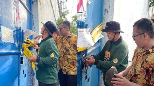 PENGGELEDAHAN - Petugas Satpol PP membantu Tim Inafis Polda Jatim membuka gembok pagar gudang UD Sentoso Seal milik Jan Hwa Diana, di Margomulyo Industri II, Surabaya, Kamis (15/5/2025)