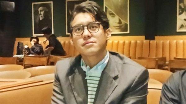 MENYESAL - Penyanyi Ardhito Pramono di Kemang, Jakarta Selatan, Selasa (19/11/2024). Ardhito mengaku menyesal korbankan pernikahan demi pacar. Baru sadar ketulusan istri pasca bercerai.