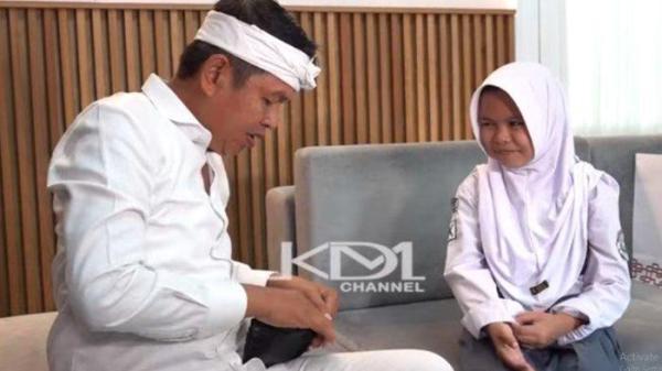 KISAH SISWA JALAN KAKI - Tangkap layar dari kanal YouTube Kang Dedi Mulyadi Channel, Jumat (16/5/2025). Gubernur Jawa Barat, Dedi Mulyadi, memberikan sejumlah uang kepada Nera Nur Puspita, siswi SMA di KBB yang berjalan kaki dan naik rakit untuk menuju sekolah. 