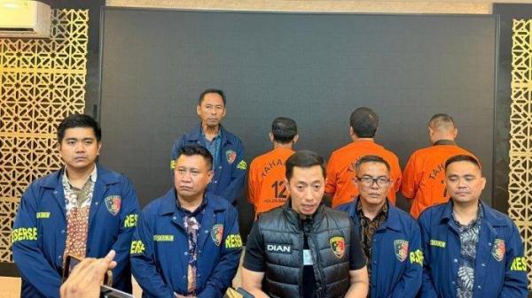 3 TERSANGKA - Direktorat Reserse Kriminal Umum (Dirreskrimum) Polda Banten menetapkan tiga tersangka dalam kasus dugaan 'pemalakan' proyek senilai Rp 5 triliun di PT. China Chengda Engineering, Jumat (16/5/2025). Mereka adalah Ketua Kadin Kota Cilegon Muhammad Salim (MS), Wakil Ketua Kadin Cilegon Ismatullah (IS), dan Ketua HNSI Cilegon Rufaji Jahuri (RJ).