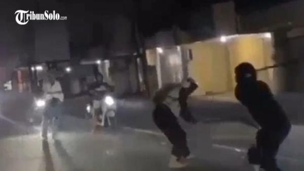 DUEL MAUT - Aksi duel maut antara dua kelompok gangster, yakni Santa Cruz dan Los Angeles, yang terjadi di Desa Gedangan, Kecamatan Grogol, Kabupaten Sukoharjo pada Kamis (15/5/2025) dini hari. Duel tersebut ternyata disiarkan secara langsung melalui media sosial Instagram.
