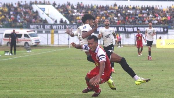 BERJIBAKU - Pemain Barito Putera Ferdiansyah (merah) dalam pertandingan pekan ke 33 BRI Liga 1  menghadapi tamunya PSM Makasar (putih) di Stadion Demang Lehman, Martapura, Sabtu (17/5/2025).