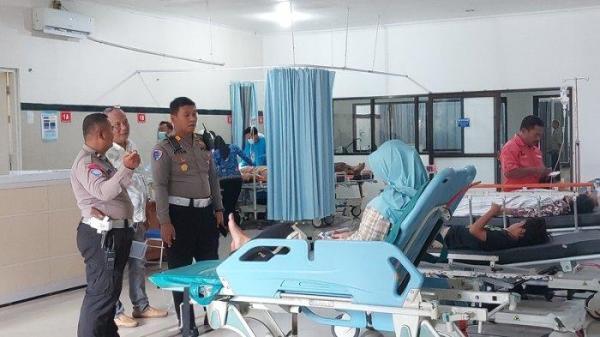 KECELAKAAN TUNGGAL. Kasatlantas Polres Karanganyar, AKP Agista Ryan Mulyanto mengecek kondisi korban kecelakaan tunggal yang telah dibawa ke RSUD Karanganyar pada Sabtu (17/5/2025) siang.