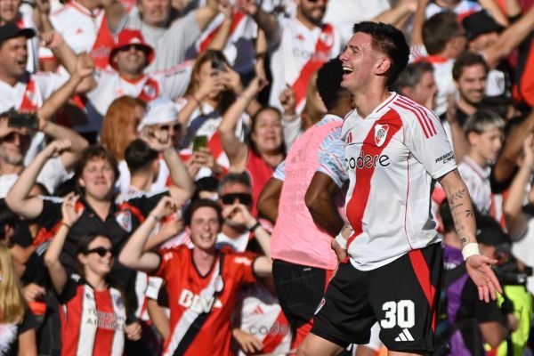 Franco Mastantuono, gelandang serang berusia 17 tahun milik River Plate, kini menjadi buruan klub-klub besar Eropa. Real Madrid dilaporkan menjadi tujuan berikut sang pemain.