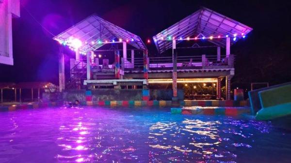 KOLAM AIR PANAS - Suasana malam hari di Oteote Batobo Nawacita, kolam air panas di Tondano Minahasa. Rekomendasi tempat menikmati akhir pekan bersama keluarga, kerabat dan orang tersayang.