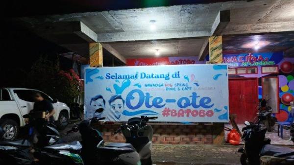 KOLAM AIR PANAS - Suasana malam hari di Oteote Batobo Nawacita, kolam air panas di Tondano Minahasa. <div class=