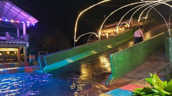 KOLAM AIR PANAS - Suasana malam hari di Oteote Batobo Nawacita, kolam air panas di Tondano Minahasa. Rekomendasi tempat menikmati akhir pekan bersama keluarga, kerabat dan orang tersayang.
