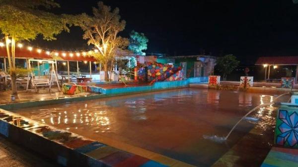 KOLAM AIR PANAS - Suasana malam hari di Oteote Batobo Nawacita, kolam air panas di Tondano Minahasa. Rekomendasi tempat menikmati akhir pekan bersama keluarga, kerabat dan orang tersayang.