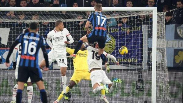 MILAN VS ATALANTA - Aksi duel bertajuk Derby Lombardia antara AC Milan vs Atalanta di Liga Italia. <div class=