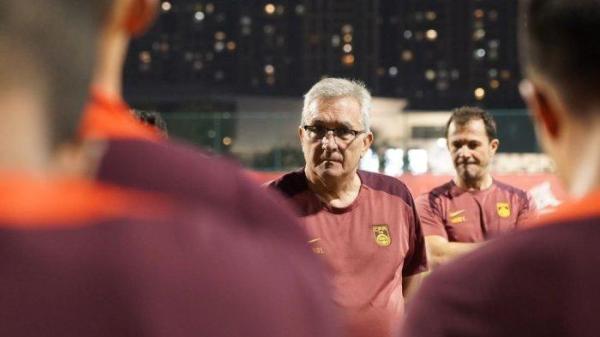 Pelatih China asal Kroasia Branko Ivankovic dalam sesi latihan tim.