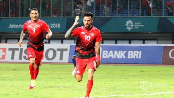 Pemain Timnas Indonesia Stefano Lilipaly (kanan) bersama rekannya Beto Goncalves dua kiri)