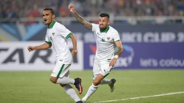 PEMAIN Indonesia Stefano Lilipaly (kanan) dan Risky Pora, merayakan gol ke gawang Vietnam pada laga putaran kedua AFF Suzuki Cup 2016 di Ho Chi Minh City, 7 Desember. <div class=