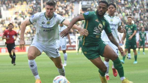 Bek Persib Bandung Nick Kuipers menjaga ketat pemain Persebaya Surabaya dalam laga di Stadion Gelora Bung Tomo, Sabtu (7/10/2023). Di laga ini Maung Bandung menang 3-2.
