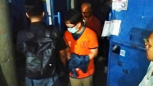 PENCARIAN BARANG BUKTI - Hendy Soenaryo tampak loyo setelah 5 jam diminta penyidik untuk mengawal proses pencarian barang bukti laporan penahanan ijazah di gudang UD Sentoso Seal, di Margomulyo Industri II, Surabaya pada Kamis (15/5/2025) malam. <div class=