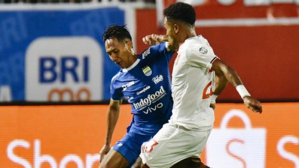 MALUT UNITED VS PERSIB BANDUNG - Duel Malut United vs Persib Bandung tersaji pada pekan ke-31 Liga 1 hari ini, Jumat (2/5/2025).  Hasil akhir Malut United kontra Persib Bandung, VAR petaka, kartu merah Ciro Alves dan insiden berdarah Beckham Putra, skor 1-0.