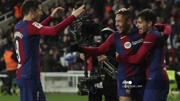BERSELEBRASI - Penyerang Barcelona Vitor Roque (tengah) merayakan gol pembuka, bersama gelandang Barcelona, Pedri (kanan) dan penyerang Barcelona, Robert Lewandowski, pada pertandingan liga Spanyol antara FC Barcelona vs CA Osasuna di Estadi Olimpic Lluis di Barcelona pada 1 Februari 2024. <div class=