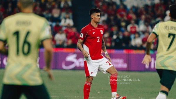AKSI HILGERS - Pemain Timnas Indonesia Mees Hilgers memegang bola dalam kepungan pemain Australia pada laga ronde 3 Kualifikasi Piala Dunia 2026 di Sydney Football Stadium, Kamis (20/3/2025). (Dok PSSI)