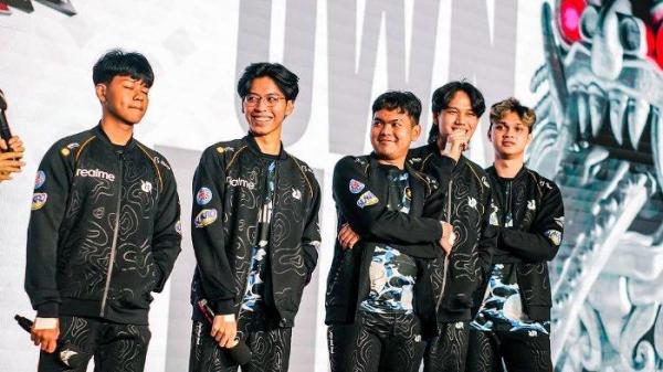 Para roster RRQ Hoshi saat diwawancara di atas panggung MPL Arena, Jakarta di MPL ID Season 15. (Instagram MPL Indonesia - 11/3/2025)