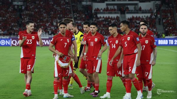 INDONESIA KALAHKAN BAHRAIN - Pesepak bola Timnas Indonesia sebelum melawan Bahrain pada Kualifikasi Piala Dunia 2026 zona Asia di Stadion Utama Gelora Bung Karno (SUGBK) Jakarta, Selasa (25/3/2025). Timnas Indonesia berhasil memenangkan pertandingan melawan Bahrain dengan skor tipis 1-0. Di foto menggunakan kamera Canon EOS R5 Mark II  TRIBUNNEWS/HERUDIN