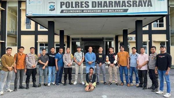 AYAH BUNUH ANAK - Penangkapan pelaku penganiayaan anak tiri hingga tewas di Dharmasraya pada Kamis (15/5/2025). Pelaku berinisial R (43) merupakan warga jorong Koto Gadang, Nagari Ampang Kuranji, Kecamatan Koto Baru, Kabupaten Dharmasraya.