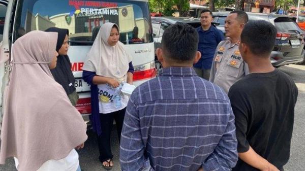 AYAH BUNUH ANAK - Remaja perempuan bernama Anjelia Putri (18) mengalami penganiayaan hingga tewas oleh ayah tirinya pada Senin (12/5/2025) malam.  Kapolres Dharmasraya  tengah mendampingi proses autopsi jenazah korban di Rumah Sakit Bhayangkara Polda Sumbar.