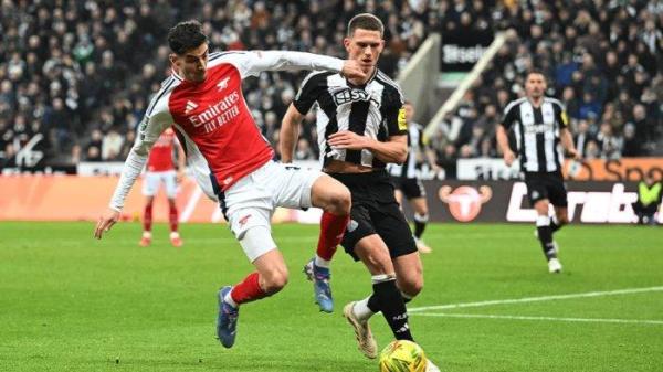 AKSI KAI HAVERTZ - Aksi penyerang Arsenal Kai Havertz (kiri) saat melindungi bola pada pertandingan semifinal leg kedua Carabao Cup melawan Newcastle, di St James Park pada Kamis (6/2/2025) dini hari WIB. <div class=
