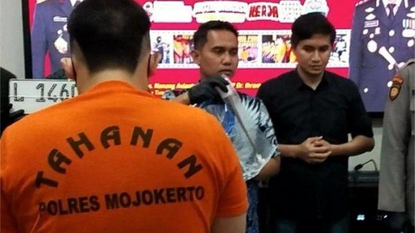 DIRINGKUS - Tersangka Andre Ronaldo Hariyanto (27) beserta barang bukti diamankan di Mapolres Mojokerto. Tersangka nekat lakukan percobaan pembunuhan gara-gara ditagih nikah.