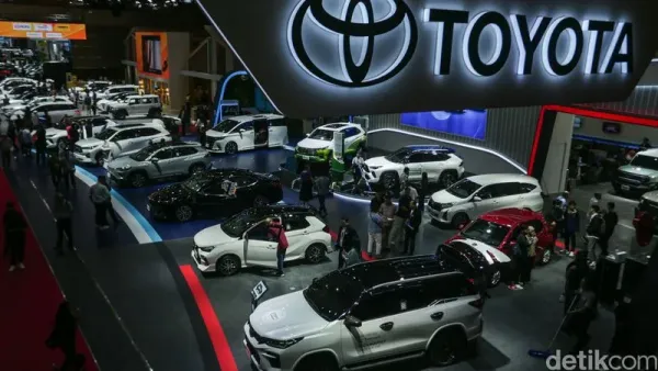 Pengunjung beraktivitas di Indonesia International Motor Show 2025, Jakarta, Selasa (18/2/2025).