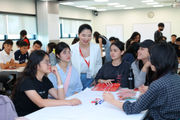 Teacher guiding students in a Digital & Social Media Marketing class. Photo courtesy of BUV