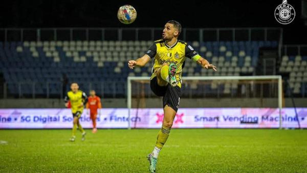 Aksi sosok gelandang serang Perak FC, Luciano Guaycochea.