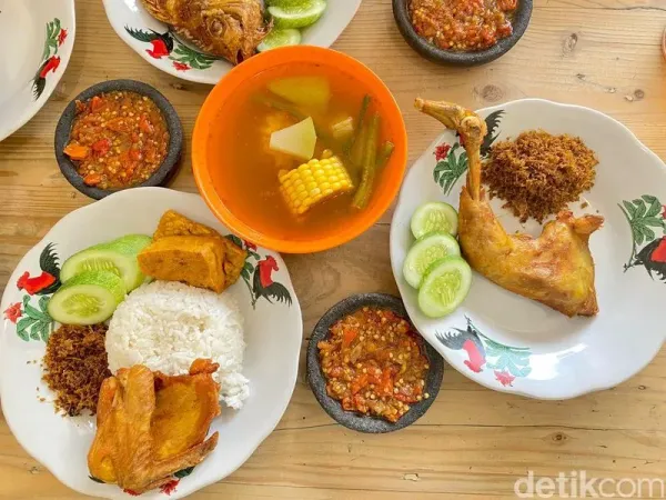 Meresap Sedap! Ayam Goreng Mba Ni Diungkep 6 Jam dan Ditaburi Serundeng Lengkuas