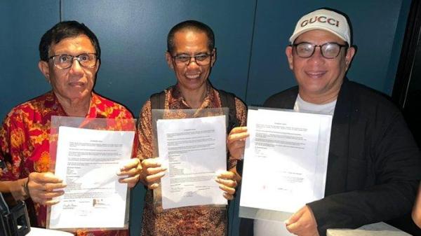 KESEPAKATAN JAKARTA - Ketua Umum PWI hasil Kongres Bandung, Hendry Ch Bangun (kiri) dan Ketua Umum PWI hasil KLB Zulmansyah Sekedang (kanan) serta anggota Dewan Pers Dahlan Dahi berfoto bersama sesuai penandatanganan Kesepakatan Jakarta, Jumat (16/5/2025) tengah malam, di Jakarta. Melalui Kesepakatan Jakarta, kedua pihak sepakat mengakhiri konflik melalui Kongres Persatuan.