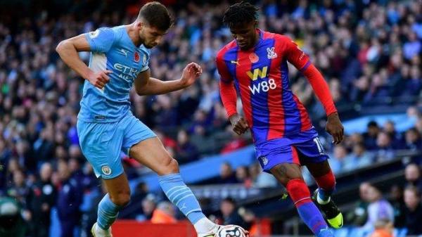 Striker Crystal Palace, Wilfried Zaha (kanan), dalam laga melawan Manchester City di Liga Inggris, Sabtu (30/10/2021) di Etihad Stadium.
