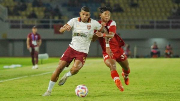 Aksi pemain Borneo FC, Berguinho (kiri) berduel dengan bek Persis Solo, Faqih Maulana (kanan) pada laga pekan ke-8 Liga 1, Sabtu (19/10/2024) malam WIB.