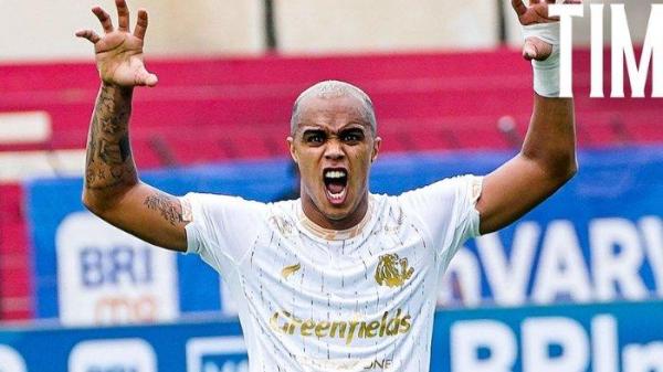 Selebrasi striker Arema FC Willian Marcilio ketika mencetak gol pada kompetisi Liga 1 2024/2025.
