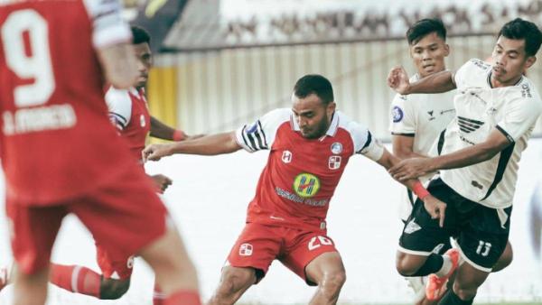 BARITO PUTERA VS PSM MAKASSAR - Cuplikan duel dalam laga Barito Putera kontra PSM Makassar di babak pertama di Stadion Demang Lehman, Banjarmasin, Sabtu (17/5/2025).