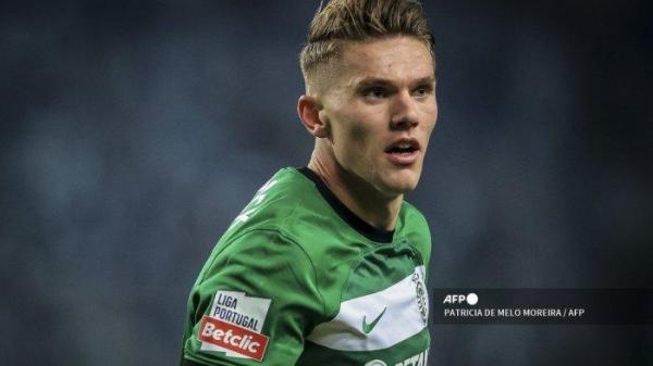 Penyerang Sporting CP #9 Viktor Gyokeres merayakan setelah mencetak gol ke gawang FC Porto selama pertandingan sepak bola Liga Portugal di Lisbon, pada 18 Desember 2023.
PATRICIA DE MELO MOREIRA / AFP