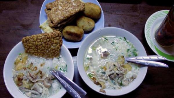 Soto ayam di gerai Soto Gading 1, salah satu tujuan wisata kuliner populer di Solo, Jawa Tengah.