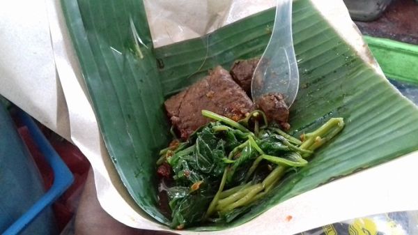 Satu porsi brambang asem di Pasar Gede, Solo, difoto Sabtu (13/1/2018).