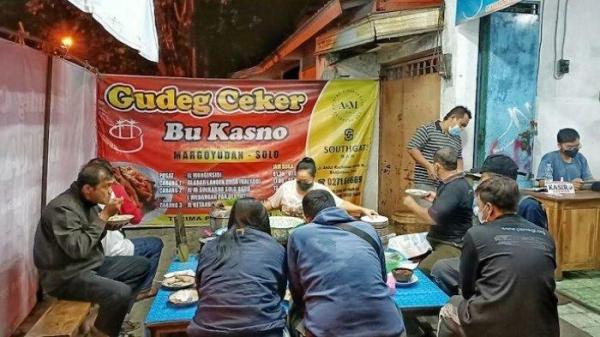 KULINER MALAM SOLO - Suasana Warung Gudeg Ceker Bu Kasno yang berada di Jalan Monginsidi, Banjarsari, Kota Solo saat dini hari atau saat waktu sahur, Rabu (20/4/2022). Berikut rekomendasi kuliner malam di Solo untuk sahur. (TRIBUN JATENG)