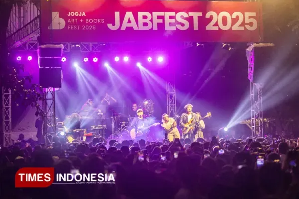 Penampilan-Grup-Band-Efek-Rumah-Kaca.jpg