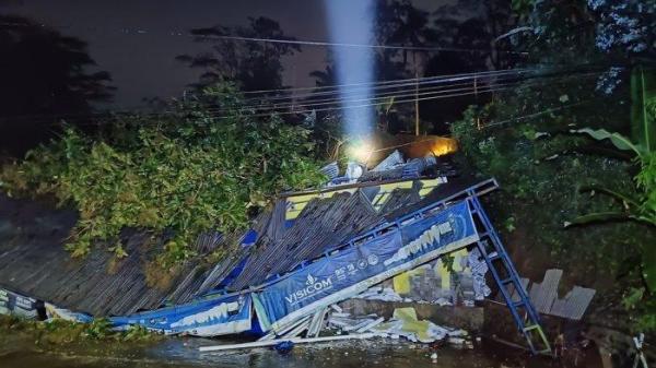 TANAH LONGSOR: Kondisi toko bangunan yang terdampak tanah longsor di Dukuh Sidomulyo, Kelurahan Leksono, Kecamatan Leksono, Kabupaten Wonosobo Senin (19/5/2025) tengah malam. Tebing setinggi 15 meter lebar 10 meter longsor akibat hujan lebat. (BPBD WONOSOBO)